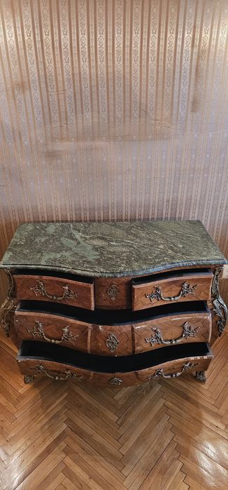 Comodă în stil Louis XV cu blat de marmură verde.