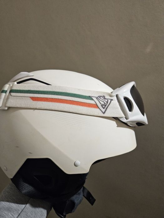 Бяла каска за ски