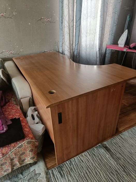 Продам стол компьютерный