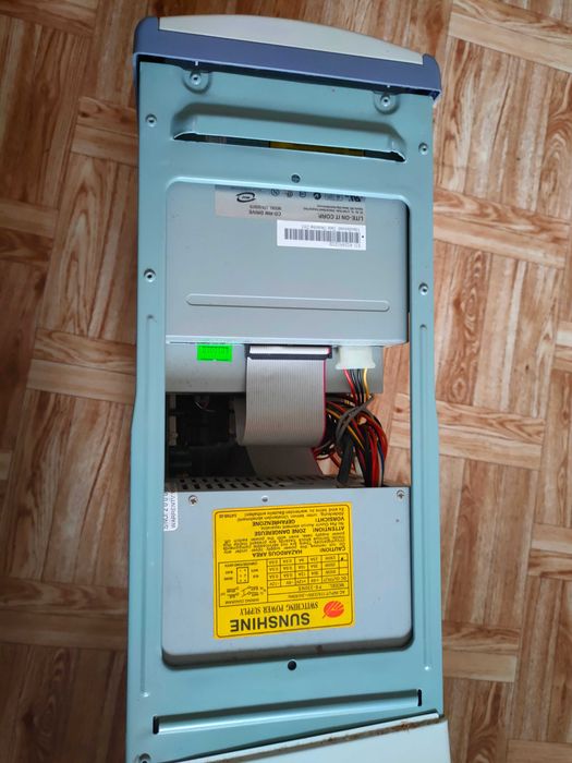 Продавам стационарен компютър с монитор, тонколони, мишка и клавиатура