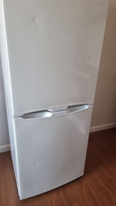 тоңазтқыш жұмыс істеп тұр