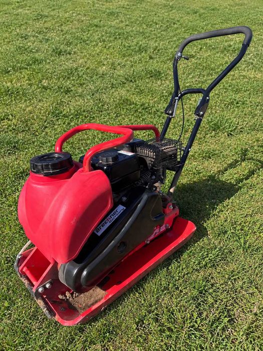 Închiriez Placă Compactoare 80 kg Breckner Germany și Generator Senci 8500