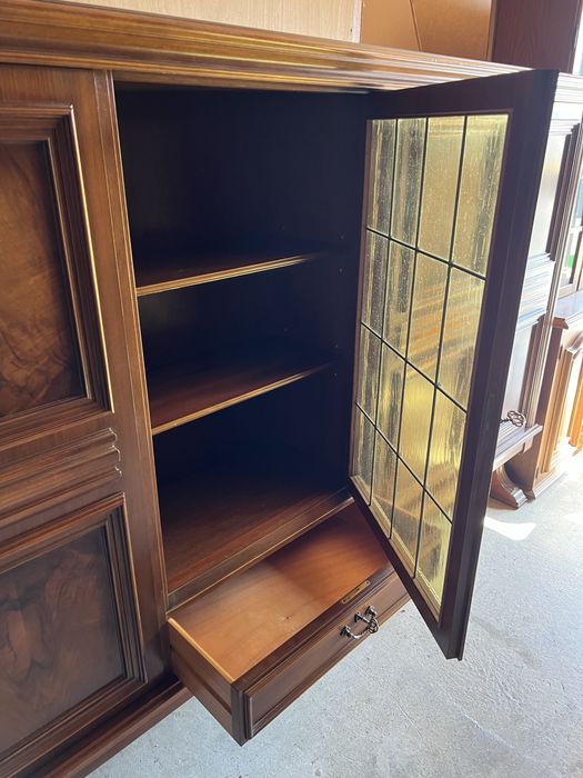 Biblioteca cu insertii de lemn, culoare nuc