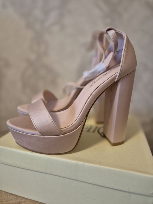 Sandale cu platforma