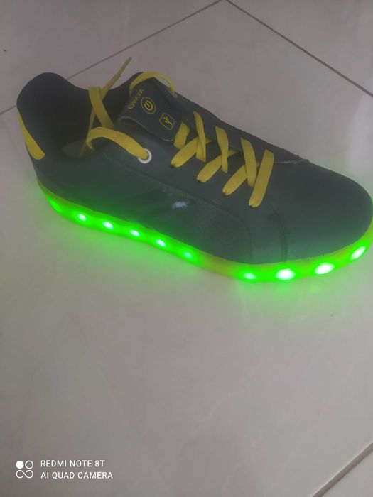 Оригинални светещи обувки GEOX,с зарядно устройство и копче