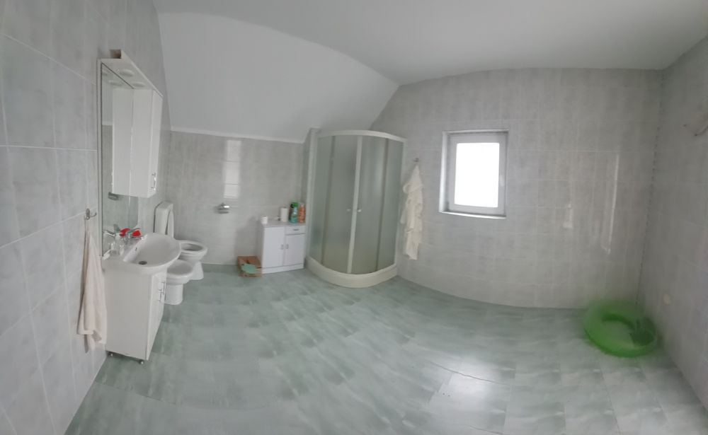 Inchiriez camere la casa