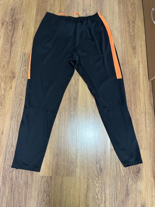 Pantaloni barbat