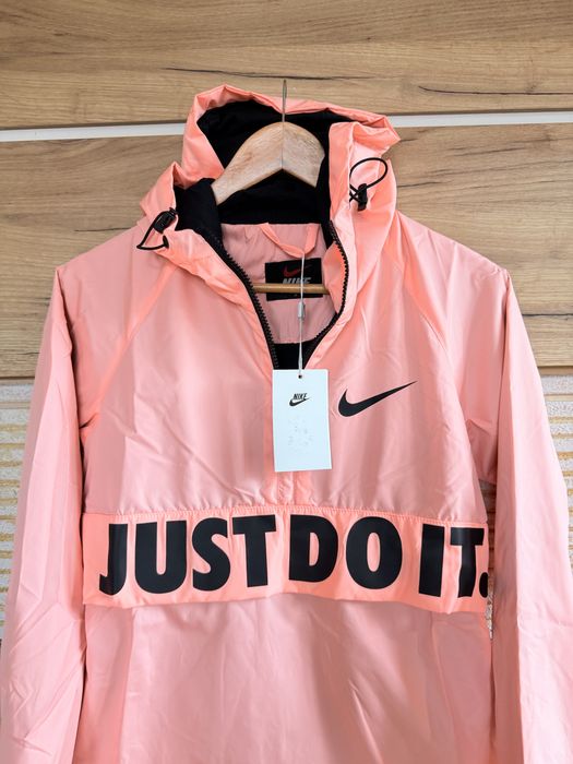 Разкошна суперсвежа ветровка Nike