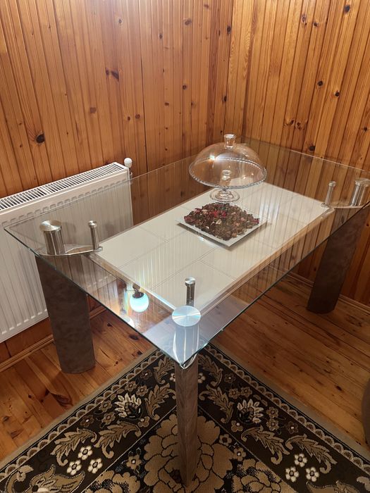 Стъклена маса с кожени крака