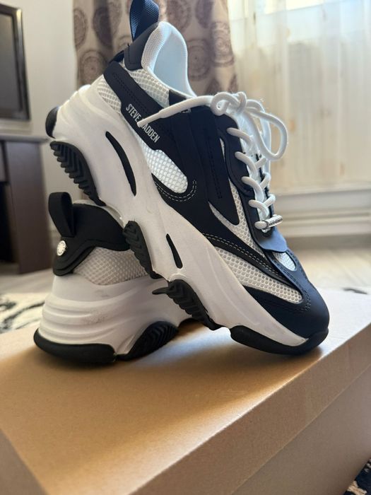 Vând  Adidas Steve Madden