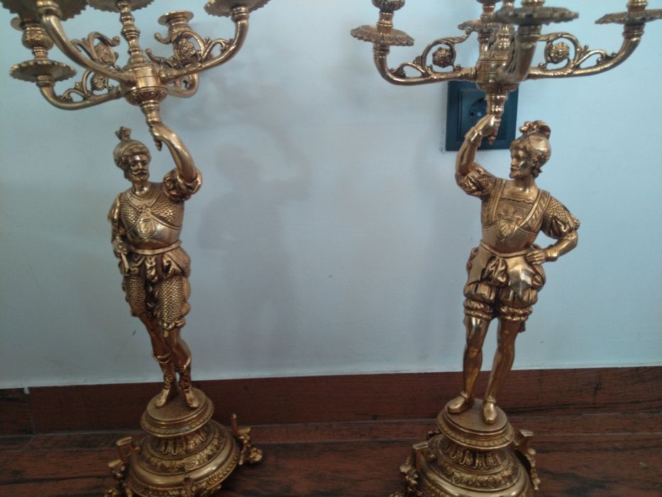 Продавам два масивни антикварни свещника петици огромни тежки