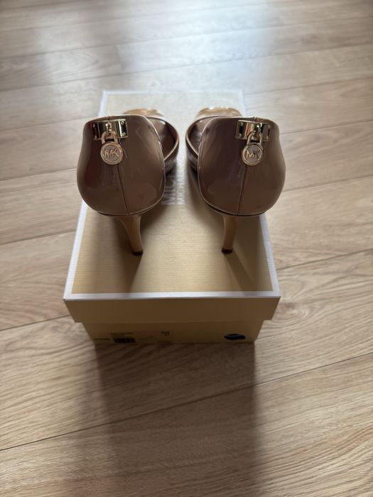 Отворени обувки Michael Kors