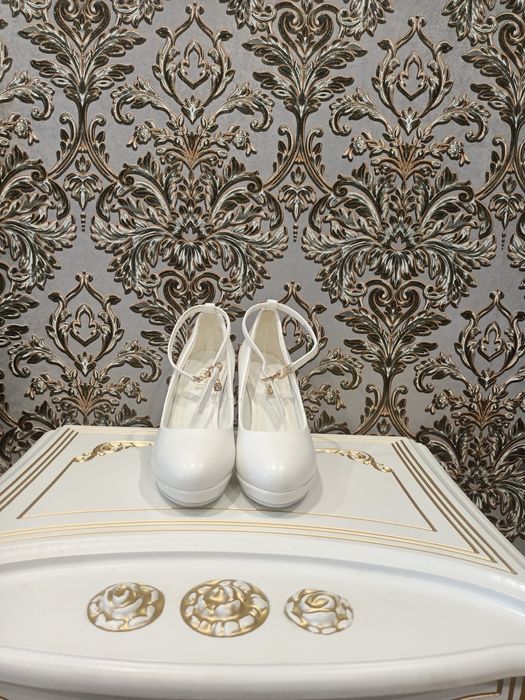 Продам туфли  белого цвета для