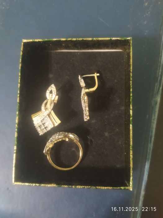 Продам набор бижутерии.