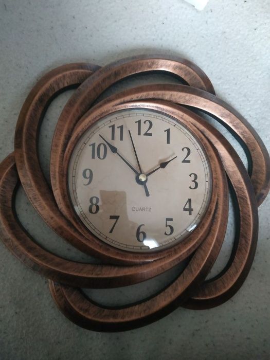 Ceas de perete cu mecanism quartz, vintage,afisaj cu cifre arabe,nou.