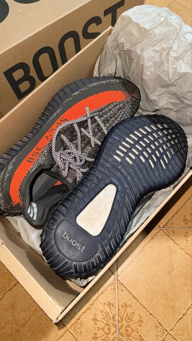 Кроссовки Adidas Yeezy Boost 350 V2 Carbon Beluga  с оранжевой полосой