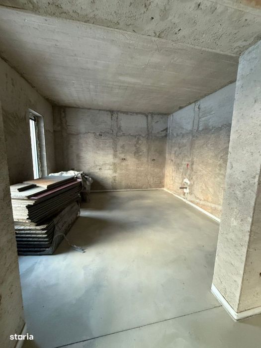 De vanzare casa semifinisata la 5 min de Roman,suprafata teren 1300mp