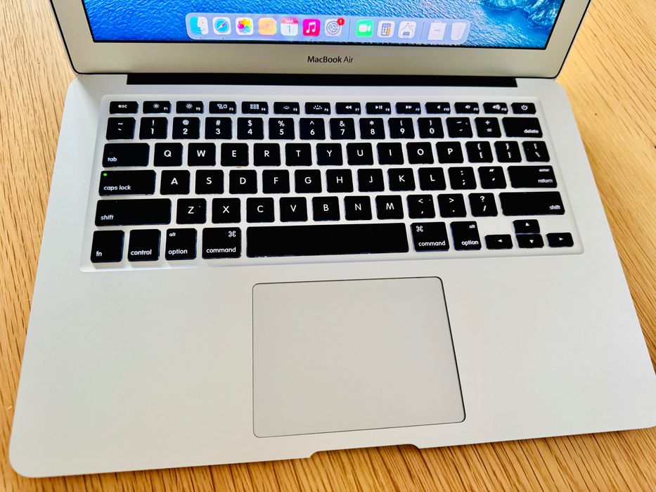 MacBook Air 13″ (Early 2015) –120GB SSD, stare bună, cutie originala