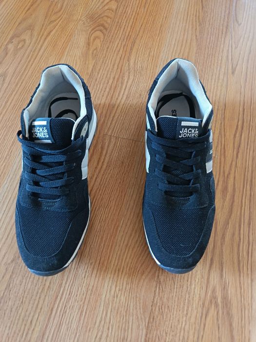 Adidași sport vând