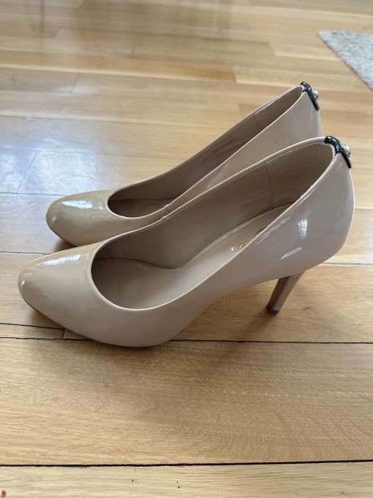 Pantofi din piele lăcuită