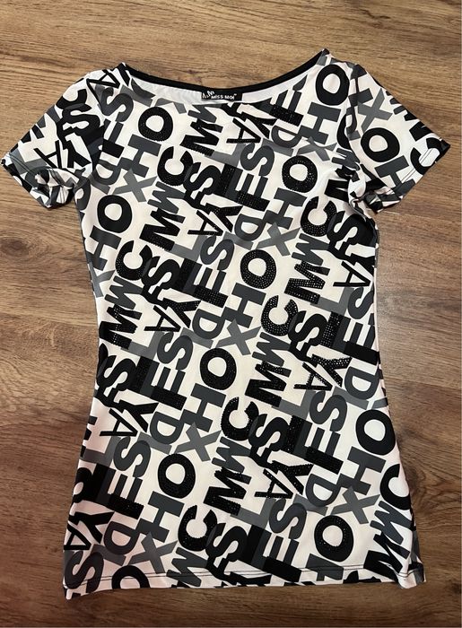 Блуза с къс ръкав и кожена пола