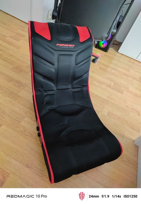 Scaun gaming pliabil cu sistem audio