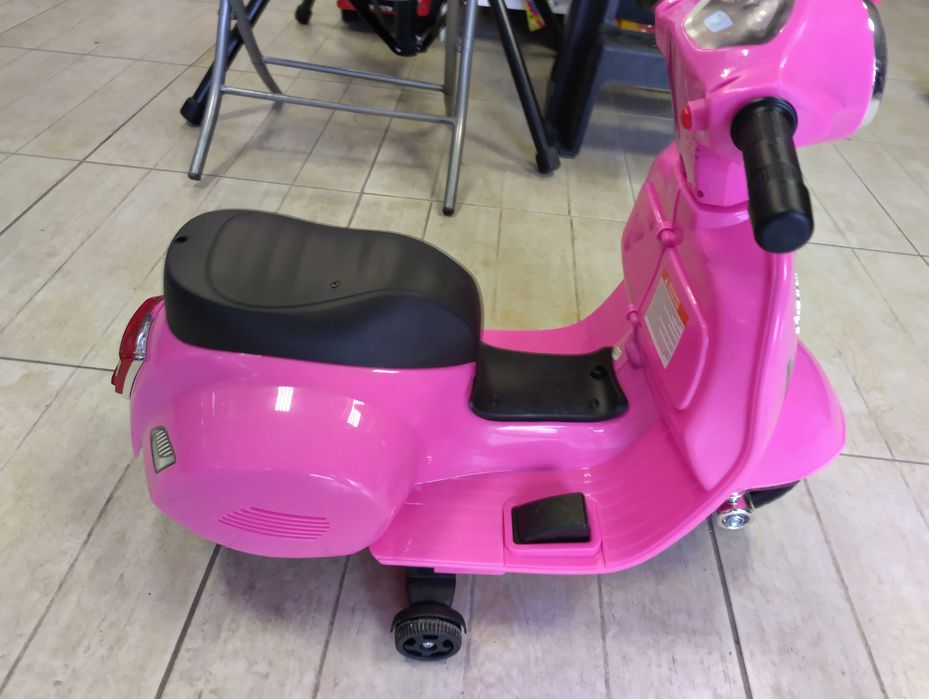 Розов акумулаторен мотор Vespa GTS Sport