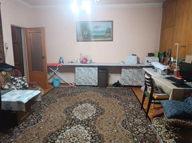 Продаётся СБарака 2/4/4 без мебелья  ремонт средний локации топ !