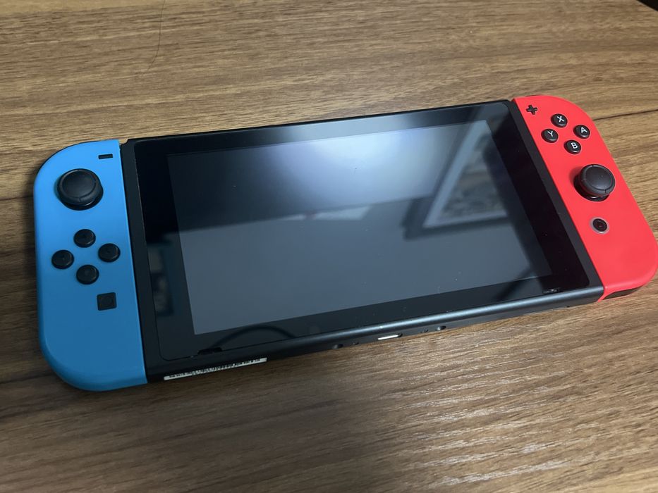 Vand nintendo switch cu dock cabluri si controller extension