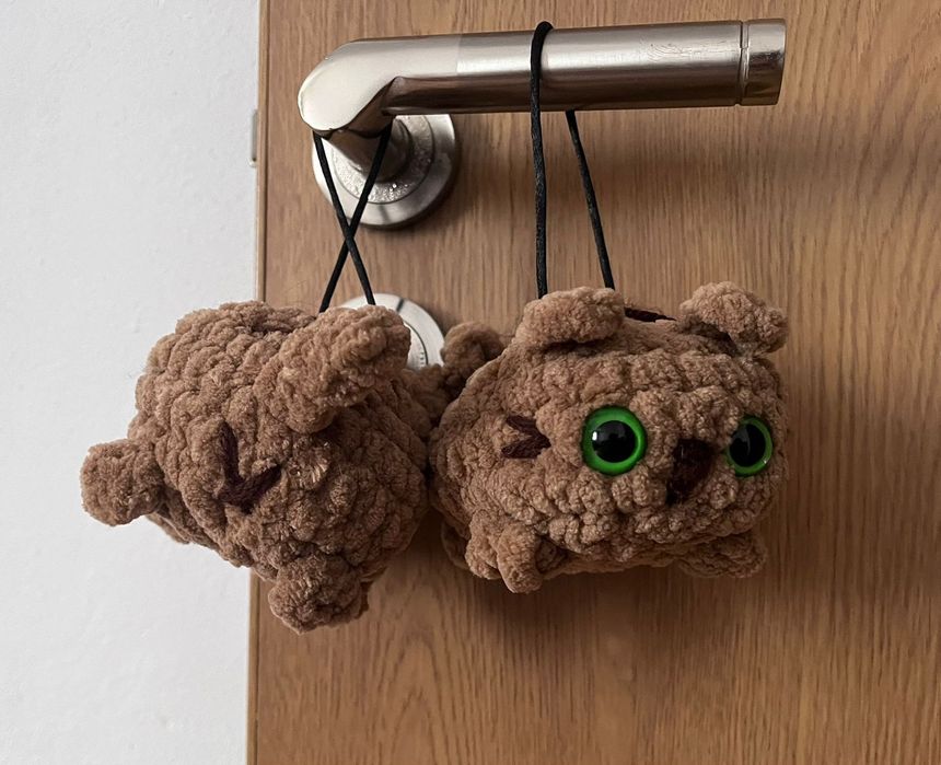 Pisica grasuta de plus crosetata manual cu agatatoare