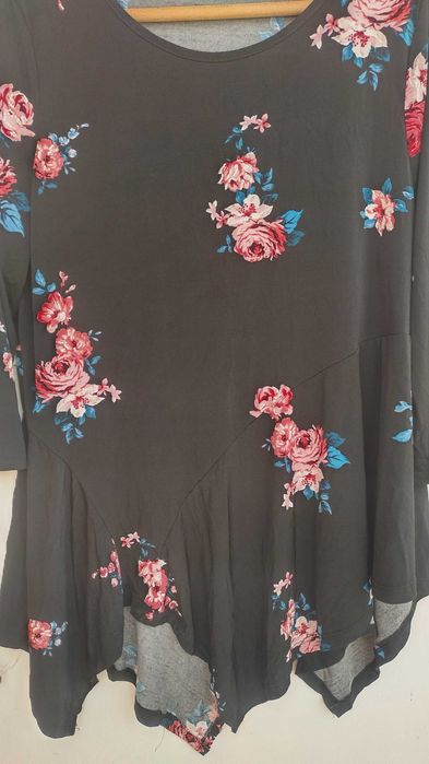 Красива туника с цветя и слънчеви очила