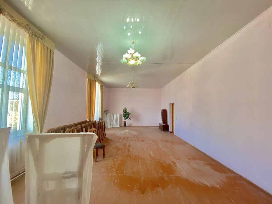 Ёшлик универмагининг 2-кавати ижарага берилади