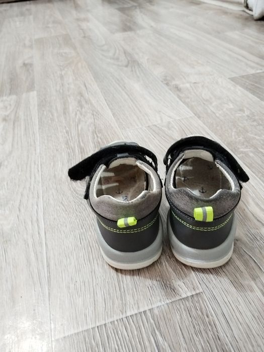 Сандали кожаные две штуки по   2000тг