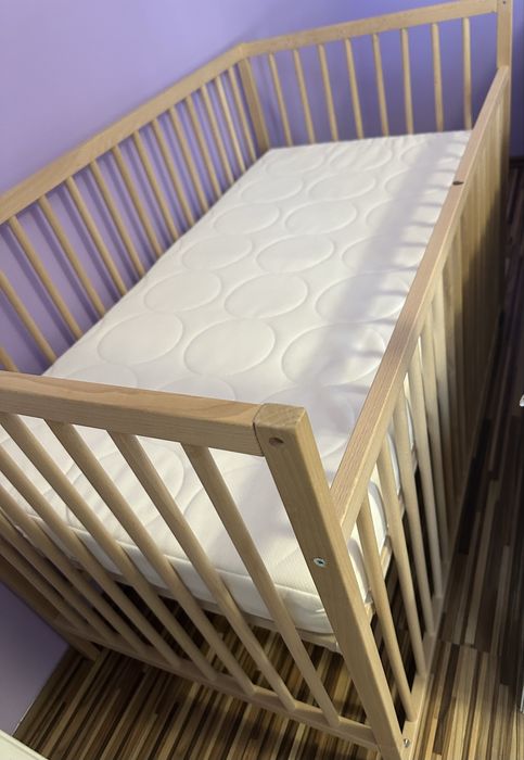 Patut din lemn, Ikea, pentru copil cu saltea cu spuma, nou