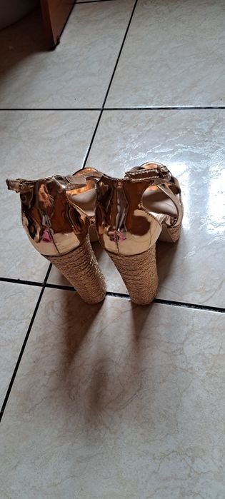 Sandale cu toc gros n.36