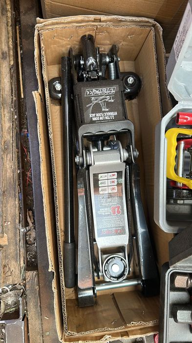 Домкраты разные от 2 тонн до 50тонн  для шиномонтажа