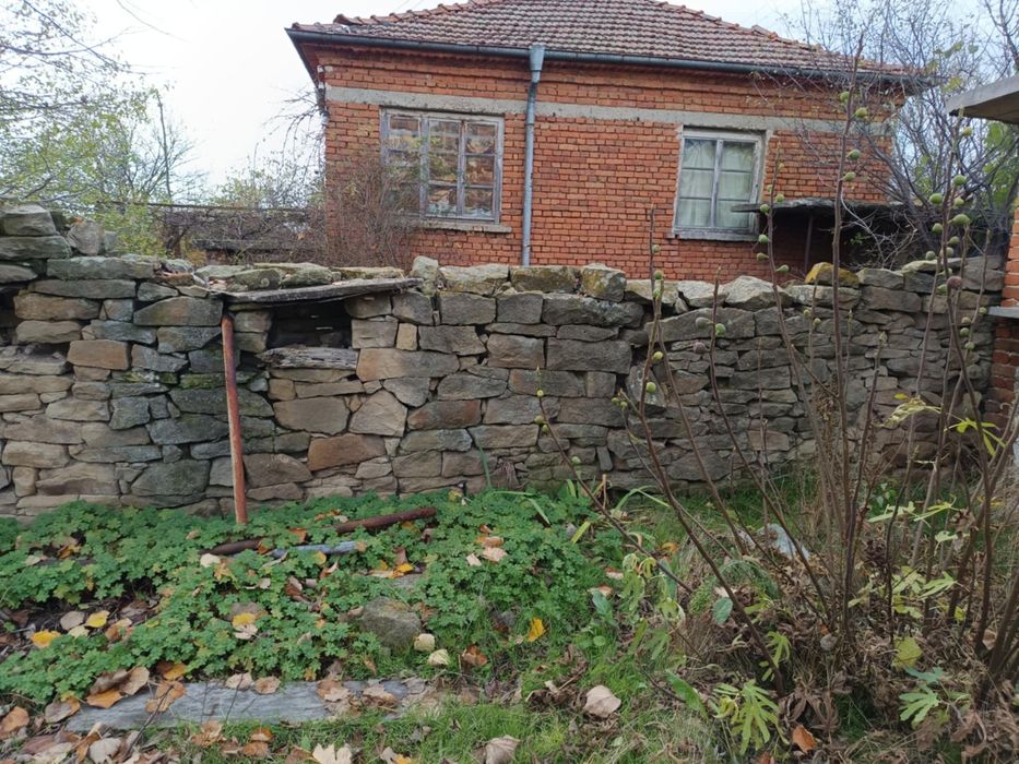 Продавам дялан камък 30/40 кубика на цена  300лв.