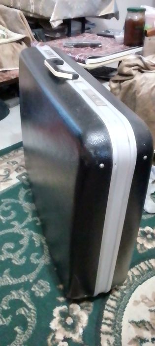 Чемодан на колесиках.дипломат
