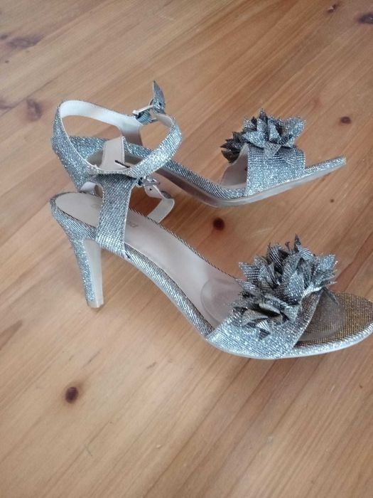 Vand set sandale si poseta de seara argintii