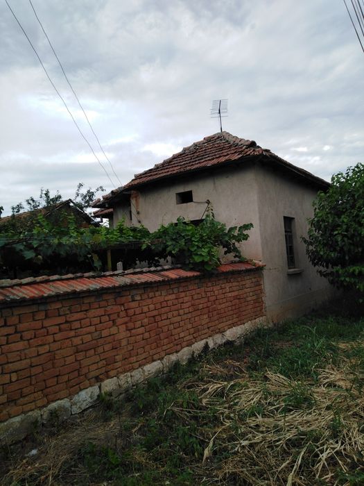 Продава къща с двор
