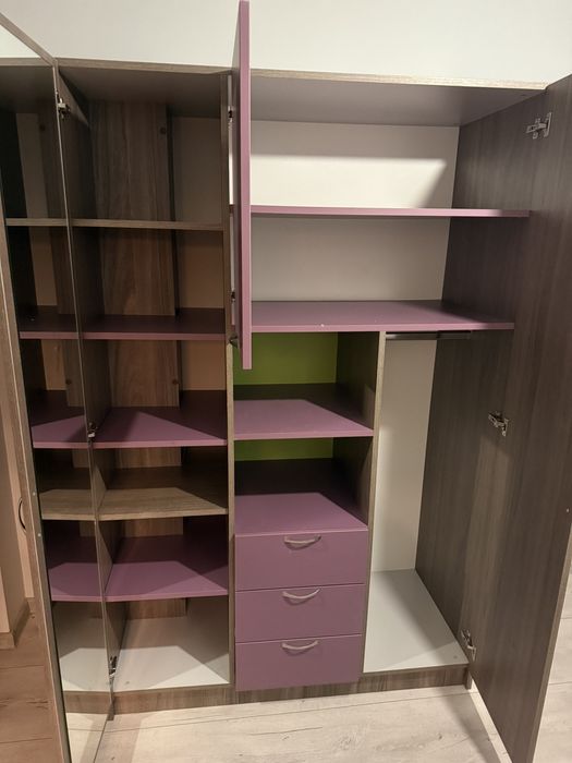 Продавам легло и гардероб