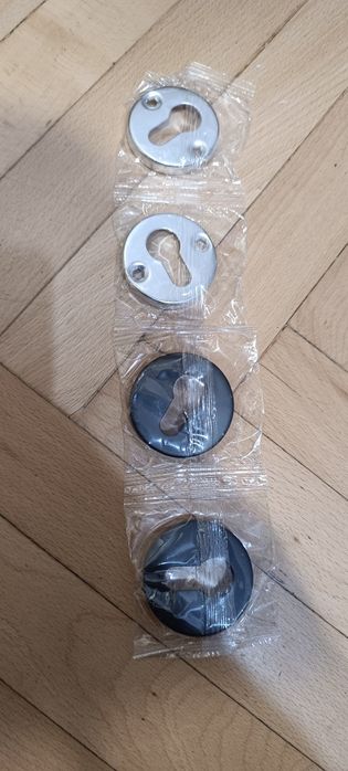 Метални дръжки за врати черен цвят.