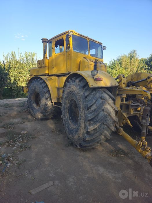 K 700 traktor sotiladi