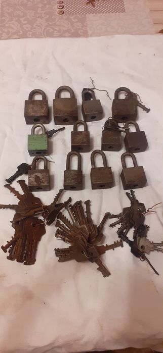 Lot chei și lăcate românești vechi