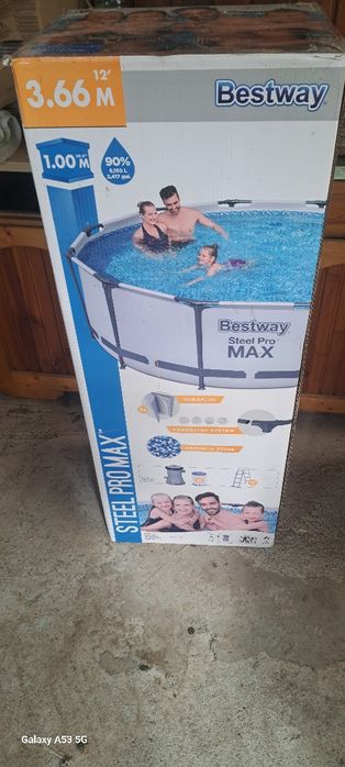 vând piscina din imagine