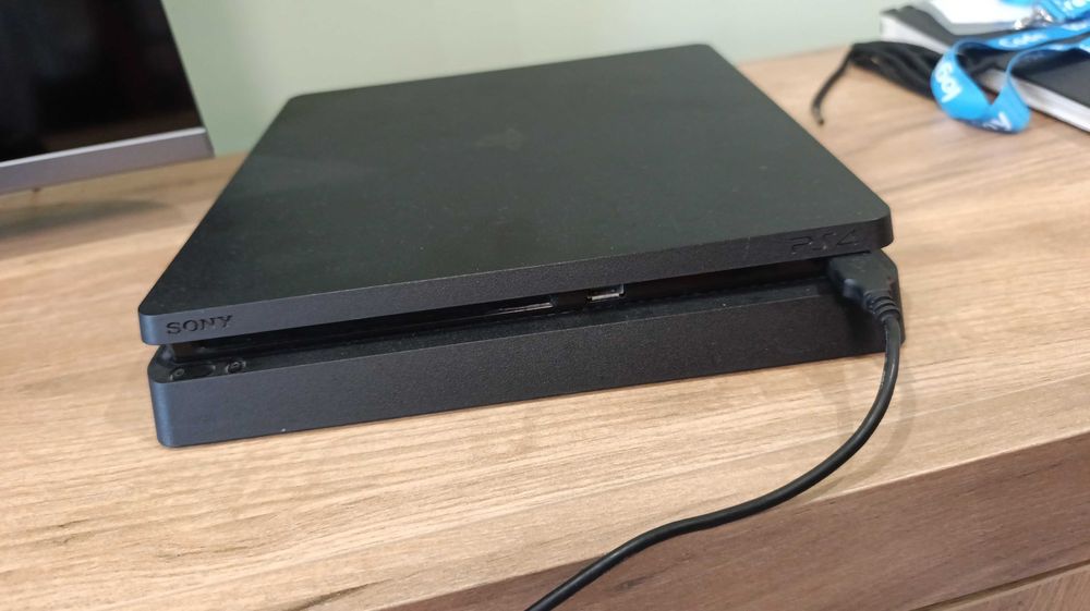 PS 4 slim Плейстейшън 4
