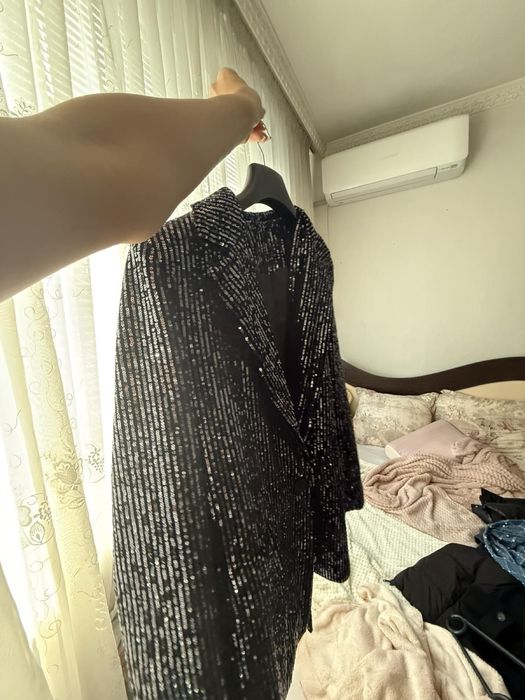 Блестящо бутиково сако.