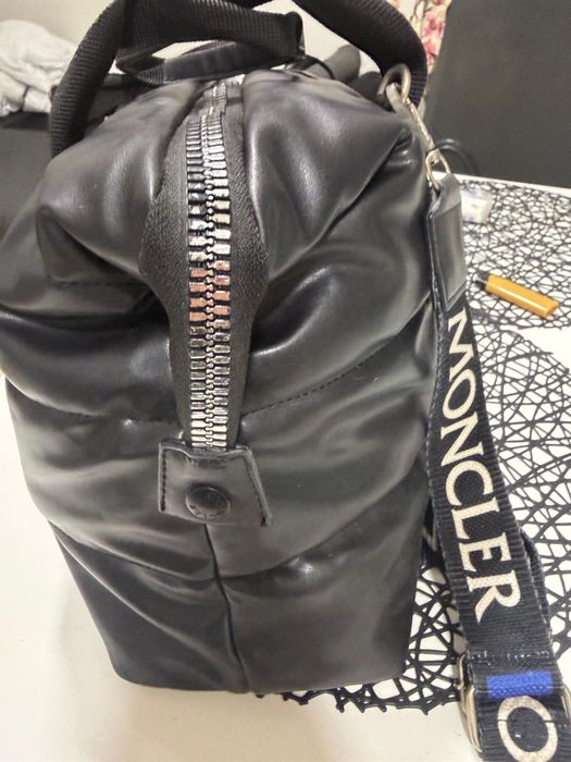 Vând poșetǎ Moncler