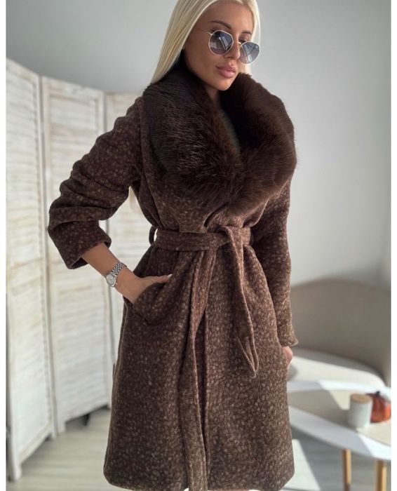 Дълго тъмно кафяво палто