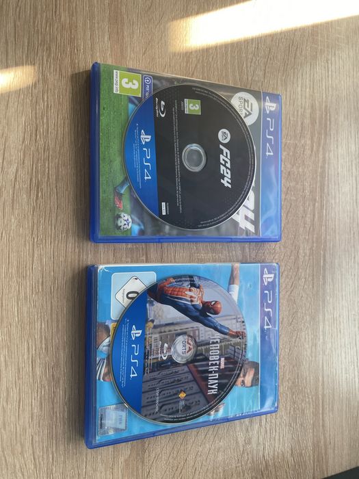 PS4 хороше состояние 2джостика, 2 диска и 5 игрь скаченно